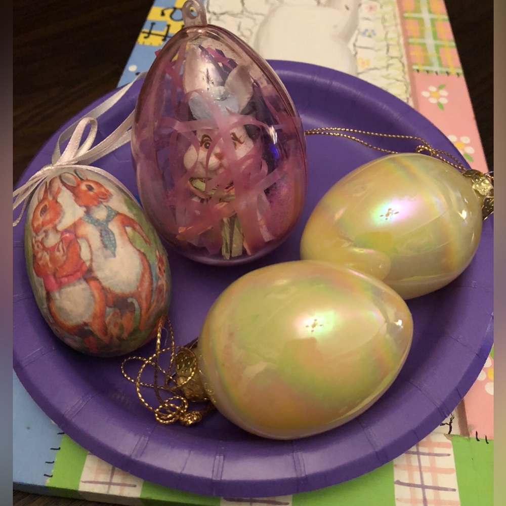 Cute Easter eggs set of 4 with fantastic details excellent condition like new